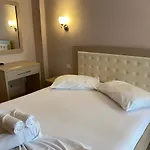 Hotel Fron *